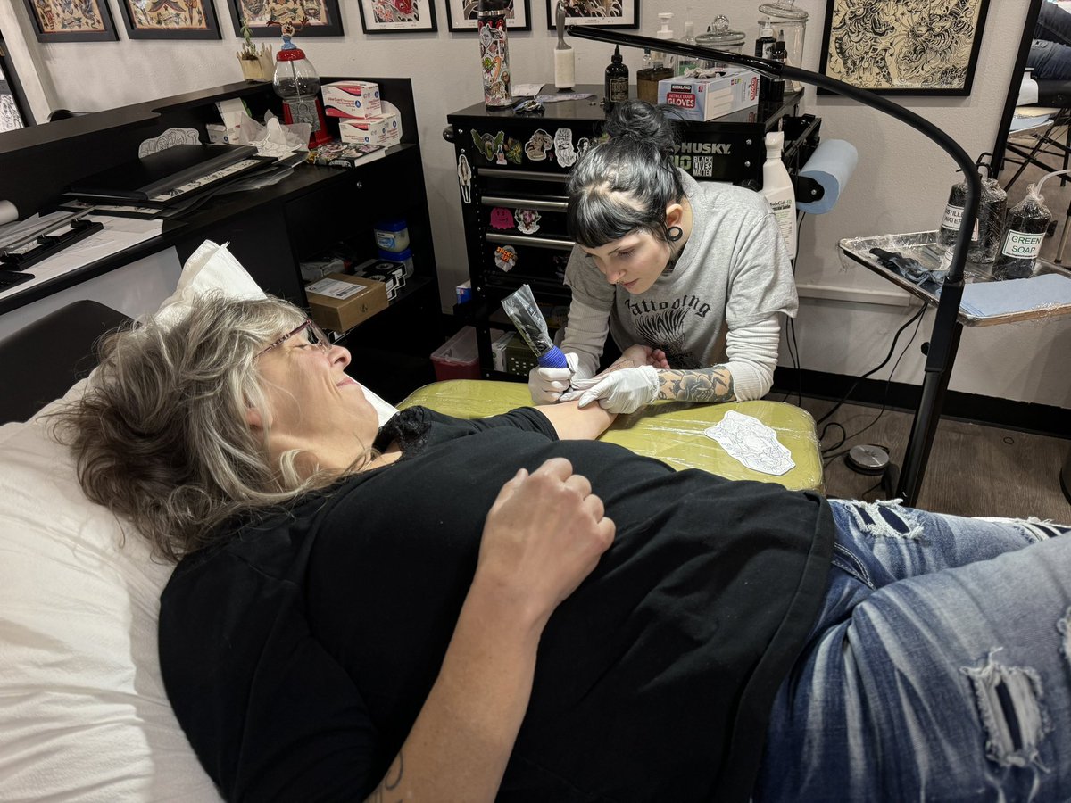 RoadQueen1967's tweet photo. Done with outline and some shading!!! Can’t wait to see her finished!!!
#tattooart
#mermaidtattoo
#gotink
#ridethelightningtattoo https://t.co/adV2YJdIVl