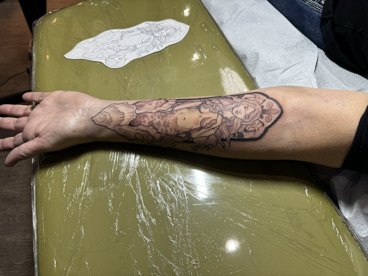 RoadQueen1967's tweet photo. Done with outline and some shading!!! Can’t wait to see her finished!!!
#tattooart
#mermaidtattoo
#gotink
#ridethelightningtattoo https://t.co/adV2YJdIVl