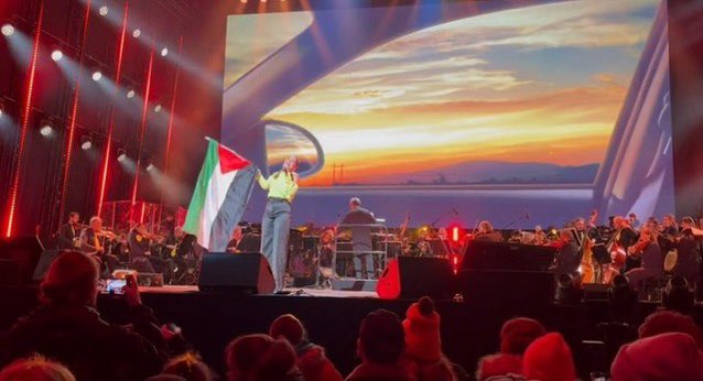 <a href="/reallauratesoro/">Laura Tesoro</a> verdiend echt mega veel respect voor op het podium te komen terwijl de andere artiesten het niet deden. Danku voor licht te schijnen op de genocide van Israel! ❤️