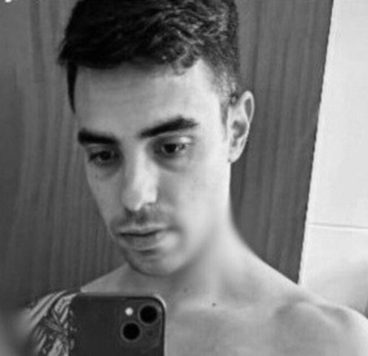 movadvdireitabr's tweet photo. 🖤Nossa solidariedade aos familiares e amigos do Sgt. Roger Dias da PMMG de 29 anos e pai de uma bebezinha de apenas 5 (cinco) meses de vida. O policial foi baleado por dois disparos de arma de fogo por um foragido que estava em “benefício” de saída temporária.
➡️Segundo a Porta-Voz da corporação militar, major Layla Brunella, o estado do sargento é considerado gravíssimo. “Foram iniciados todos os protocolos para constatar a morte cerebral. Oficialmente, ainda não há declaração de morte. A situação inicialmente é irreversível”, disse.
✍🏻Quantos casos vimos, nos últimos dias, em que o autor do crime é reincidente do sistema e não retornou da “saidinha de Natal” ? 
Toda vez que a gente beneficia um criminoso, a gente prejudica o cidadão de bem. Tá aí o resultado!