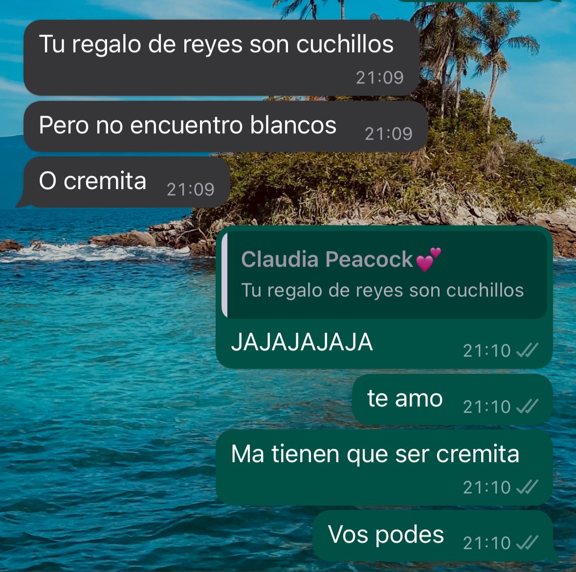 Marieconstanza's tweet photo. Cuando ya tenes 30 años pero tu mamá te sigue regalando para reyes https://t.co/MA4EJYvSIT