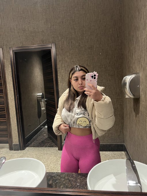 Say hi if you like me https://t.co/Apu3zQuwp7