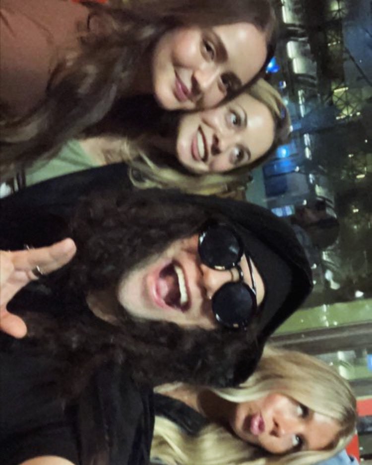 G_Babe666's tweet photo. Surrounded by the beautify of three incredible souls and the rhythm of dreads sway in sync ✨🌟

#dreads #squadgoals #beauty #beautifulgirls #goddessenergy #charming #radiantvibes #nightlife 
#breathtakingwomen #unity https://t.co/34VYeIU4ii