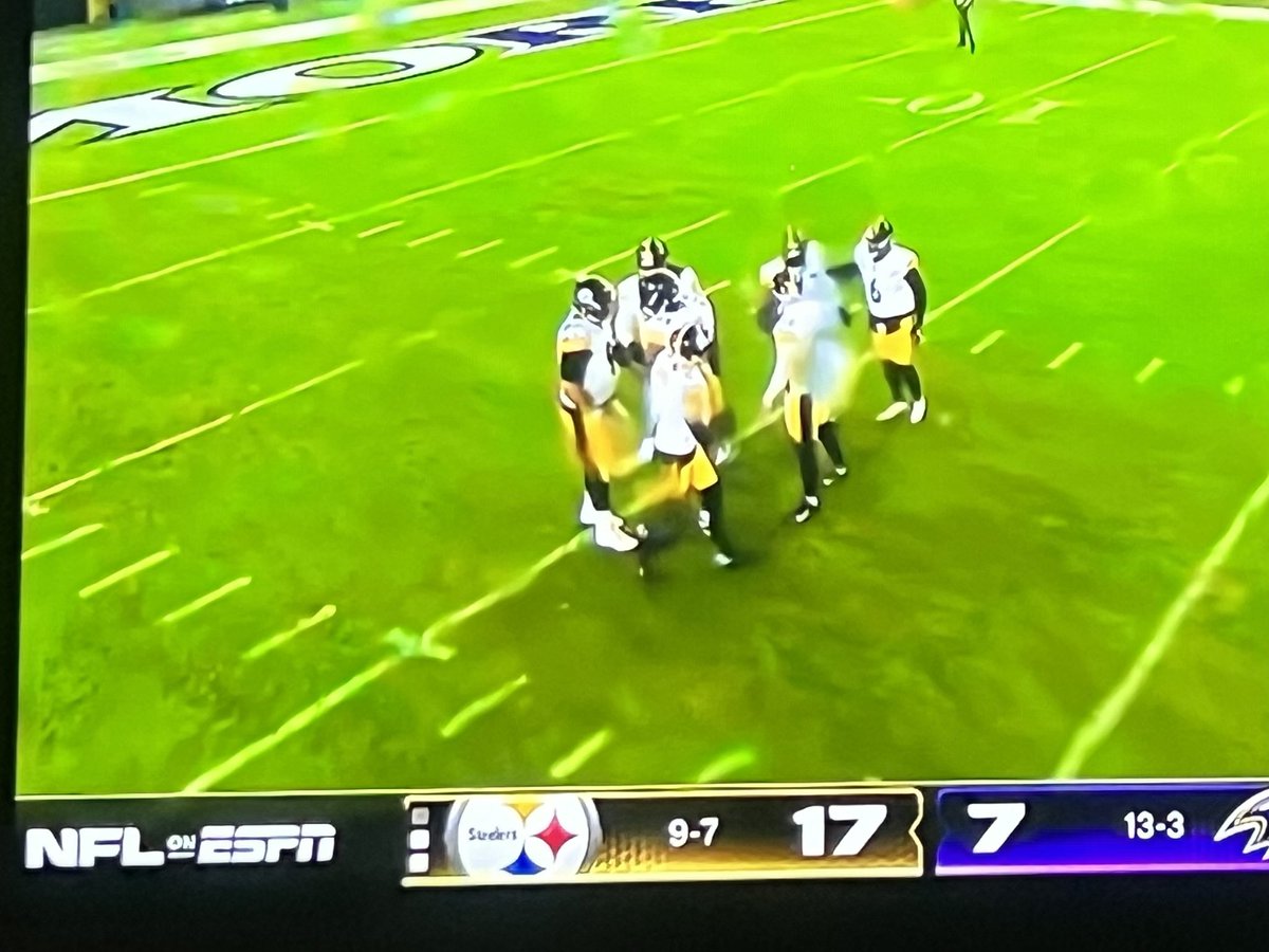 jorgeadamnader's tweet photo. My eyes? mis ojos? 
.
.
.
.
.
#nfl #espn #camera @espn @NFL @SportsCenter https://t.co/RLe9jilWQW