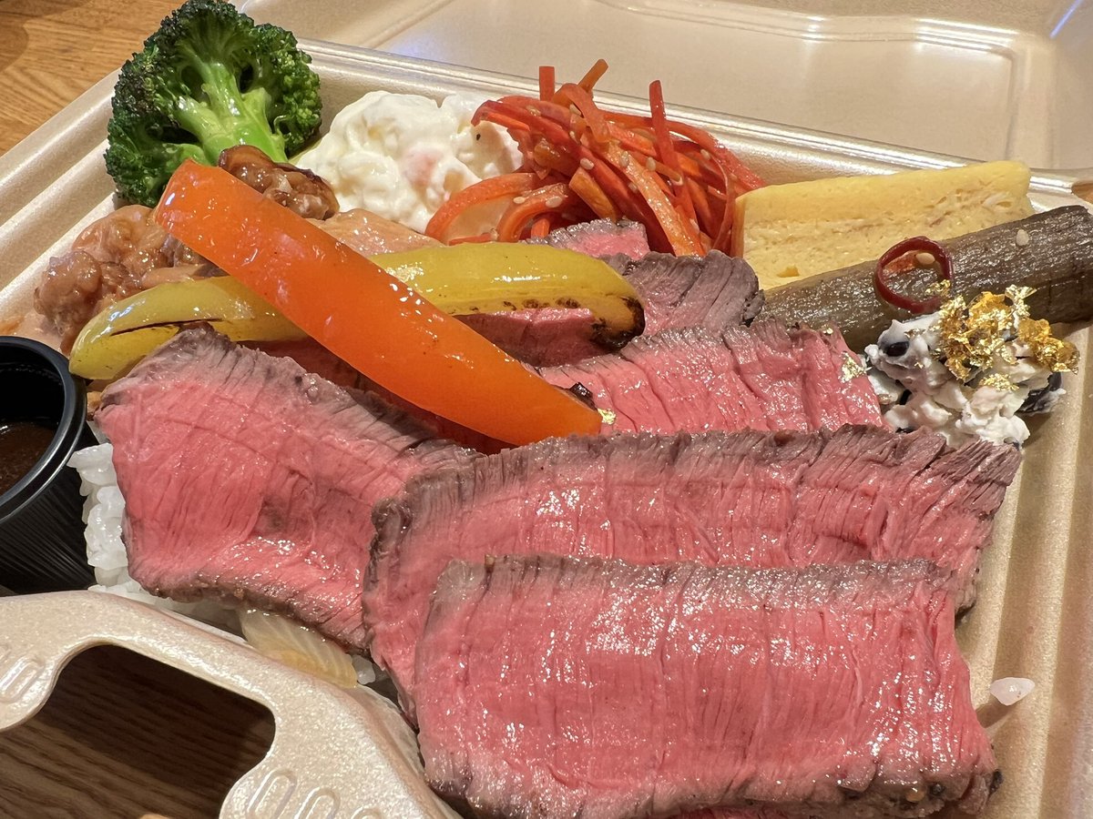 かげつカフェ　再始動！！
皆様、本年も宜しくお願い致します！

本年度最初の選手へのリカバリー弁当は少し正月仕様です！！

名古屋金城ふ頭アリーナへ！！

#bellmare_F 
#Fリーグ 
#小田原カフェ
#鴨宮グルメ
#アスリートフードマイスター
