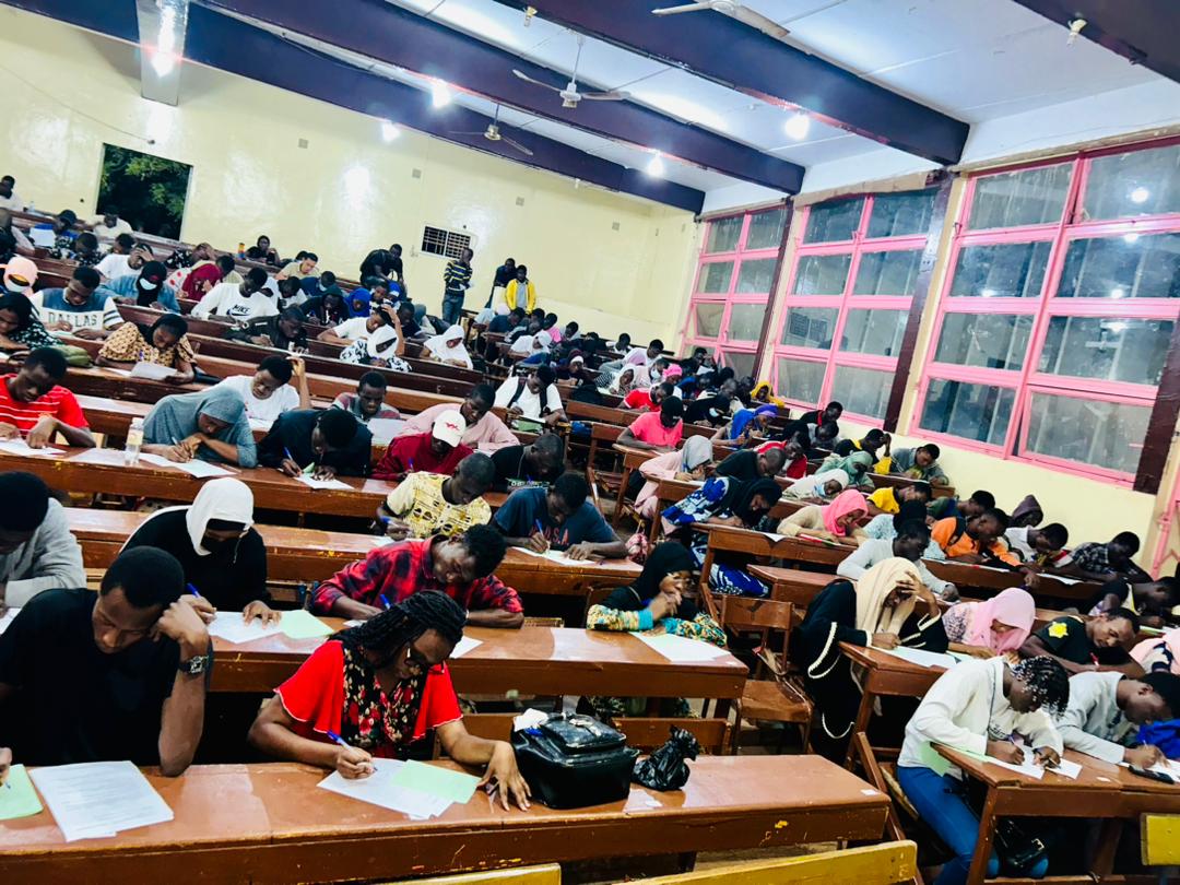 AepMali's tweet photo. L'AEP-Mali, la quête de l'excellence. C'est dans l'optique de faire briller les Génies en Pharmacie que l'amicale des étudiants en Pharmacie du Mali organise, chaque année universitaire le concours intitulé "numerus blanc". 
Celui-ci, dans le cadre de la SE-6ème édition!
@AepMali https://t.co/1cSxrATAa1
