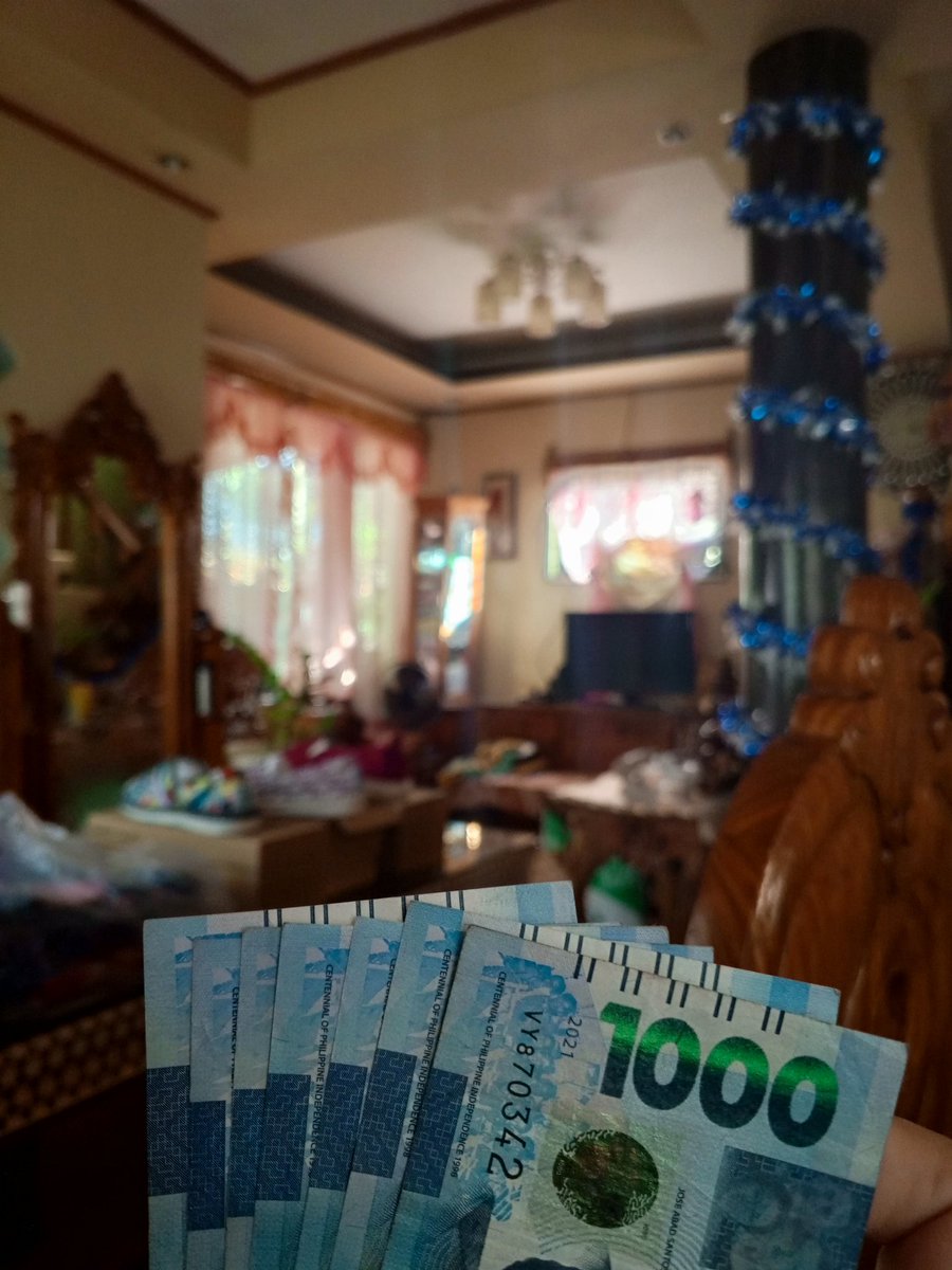 slimyyogi's tweet photo. apat kaming nakangiti ngayon, ako tapos yung tatlo nasa papel https://t.co/fis4f7wMxV