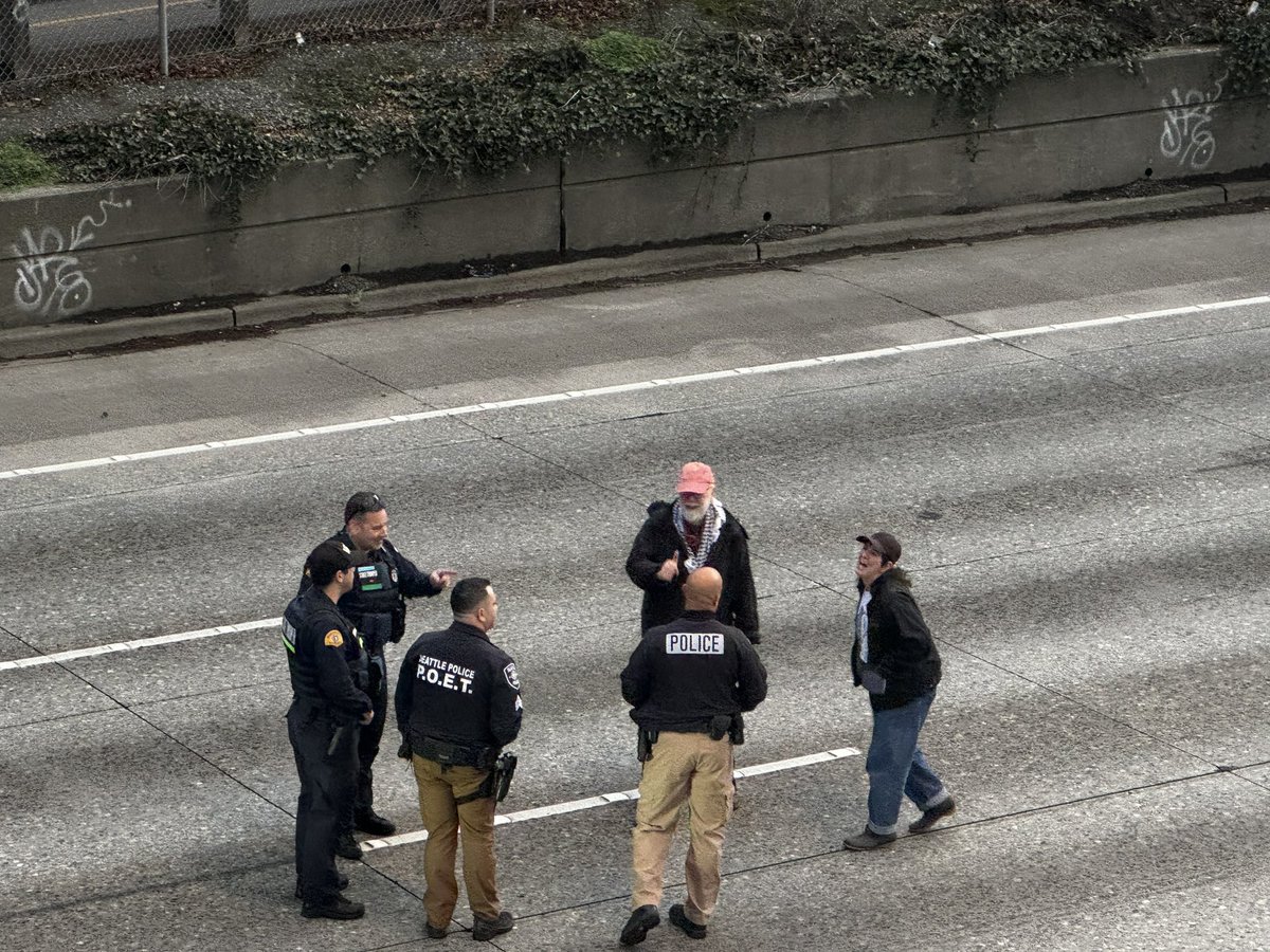 ShirionOrg's tweet photo. 🚨HAPPENING NOW: Police Send Negotiators Begging End To Seattle Siege. 

👉 FOLLOW for RT updates. 

As it begins to get dark in Seattle, “Protestors” refuse to leave and wave a made-up flag in the their face. 

Reporting by @jasonrantz who is at the scene. 

👉LIKE & REPOST to ask @SeattlePD to use the hose.
