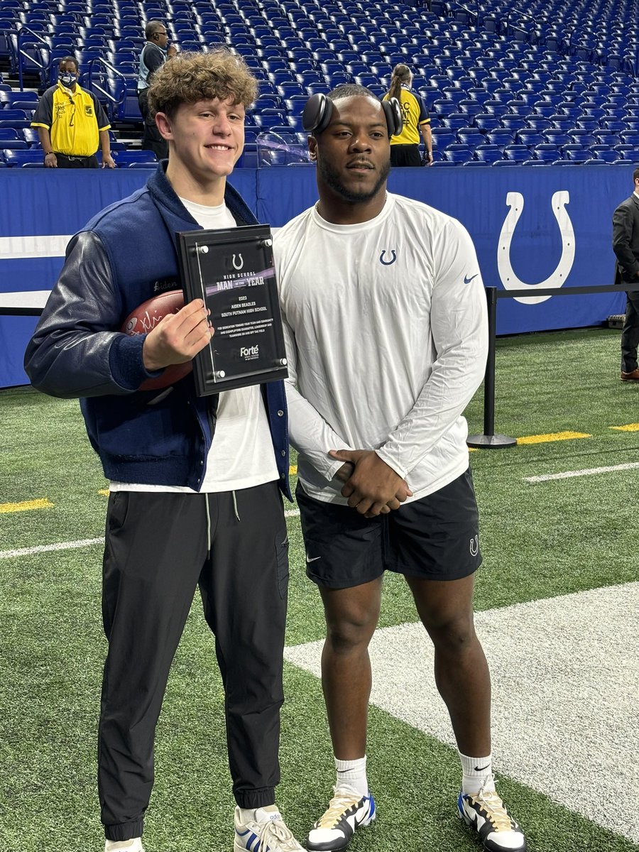 We brought our High School Man of the Year, Aiden Beadles out to the game to meet our Walter Peyton Man of the Year nominee, Zaire Franklin!💙

#WPMOYChallenge x Zaire Franklin