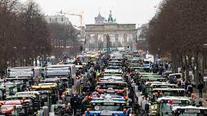 wenig_worte's tweet photo. Ja, ich weiß, da habt ihr jetzt Spaß dran, aber: 

Ihr vergleicht ernsthaft 4, 5 einzelne Leute, die sich mit Olivenöl von der Straße lösen und dann friedlich von 2 Polizisten nacheinander wegtragen lassen und die immer eine Rettungsgasse freilassen - damit? ⬇
#Bauernproteste https://t.co/NZYzDcP2HN