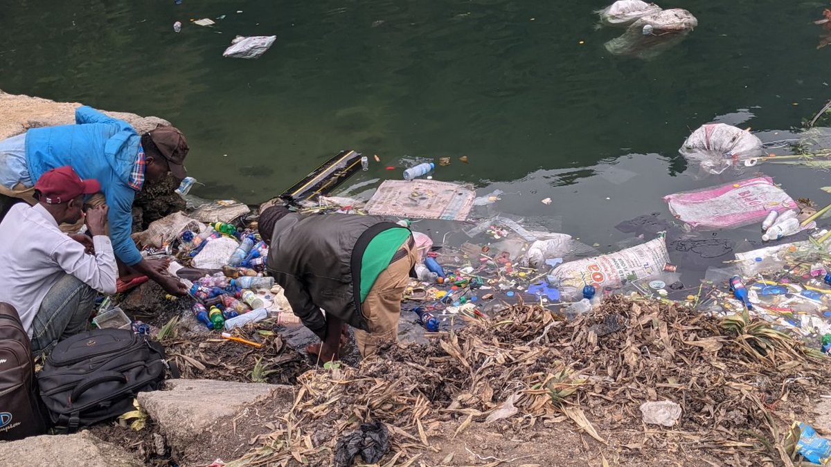 DEC_Organisatio's tweet photo. La pollution des eaux du lac Kivu précisément au port de Goma a atteint son degré élevé. Malgré cette pollution les habitants ne cessent d'utiliser les eaux pour diverses activités dont lavage, lessive etc. Chers décideurs @choixdupeupl @CongoActual @b_jaehee @EU_ENV @UNEP https://t.co/rq6gMJS63A