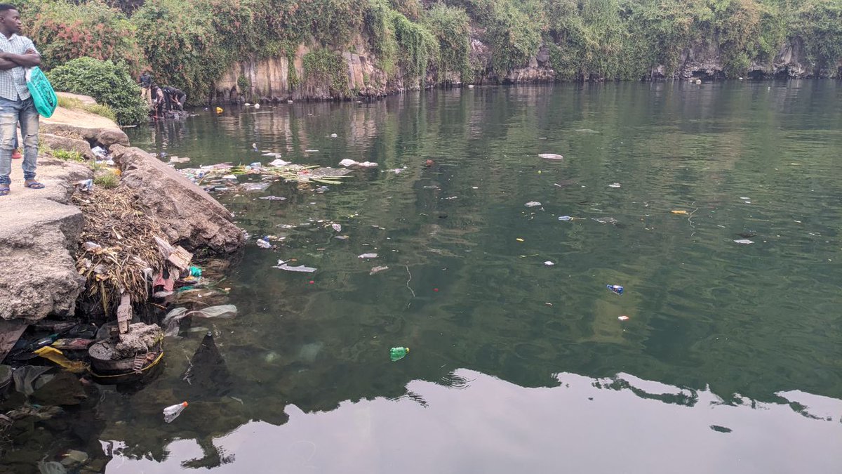 DEC_Organisatio's tweet photo. La pollution des eaux du lac Kivu précisément au port de Goma a atteint son degré élevé. Malgré cette pollution les habitants ne cessent d'utiliser les eaux pour diverses activités dont lavage, lessive etc. Chers décideurs @choixdupeupl @CongoActual @b_jaehee @EU_ENV @UNEP https://t.co/rq6gMJS63A