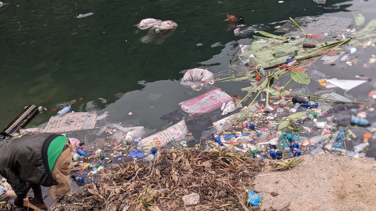 DEC_Organisatio's tweet photo. La pollution des eaux du lac Kivu précisément au port de Goma a atteint son degré élevé. Malgré cette pollution les habitants ne cessent d'utiliser les eaux pour diverses activités dont lavage, lessive etc. Chers décideurs @choixdupeupl @CongoActual @b_jaehee @EU_ENV @UNEP https://t.co/rq6gMJS63A
