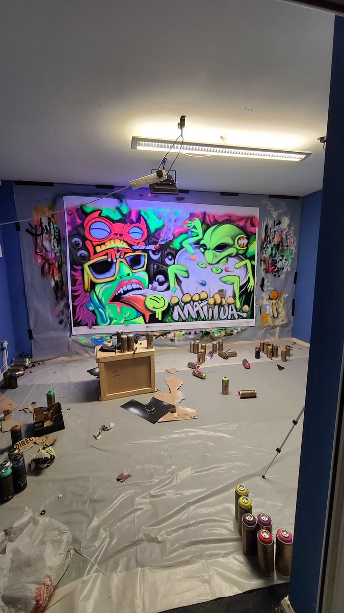 ViNNi KiNiKi | Black Light Art & Street Artist 👽 tweet media