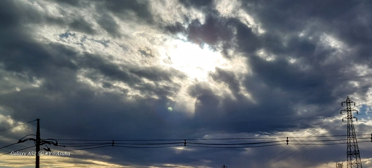 yumeasutw's tweet photo. 西の空に厚い雲黒が広がる昼下がり🌥️
雲間から降り注ぐ #薄明光線 ✨

#イマソラ #いまそら
#高積雲 #積雲
#天使の梯子
#空の名前
#天気の図鑑 #雲の超図鑑
#気象のはなし
#空 #空が好き #空が好きな人と繋がりたい
#空と雲 #雲 #雲が好き
#a2024  #a0107 #a202401 #a2024012 https://t.co/qlfGLCZ6n8