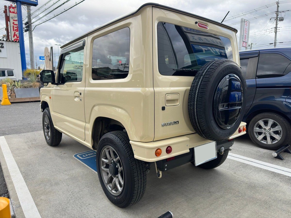 originalz2012's tweet photo. ジムニーJB64
今回のカスタム内容は、DAMD ザ・ルーツ エクステリア3点キット になります！
グリル・フロントバンパー・リアバンパーの3点を交換します👍
たった３点でクラシックな印象にガラッと変わります！

ベージュの車体はルーツの雰囲気にピッタリです♪
当店のご利用誠に有難う御座いました！ https://t.co/4vGw8wBumg