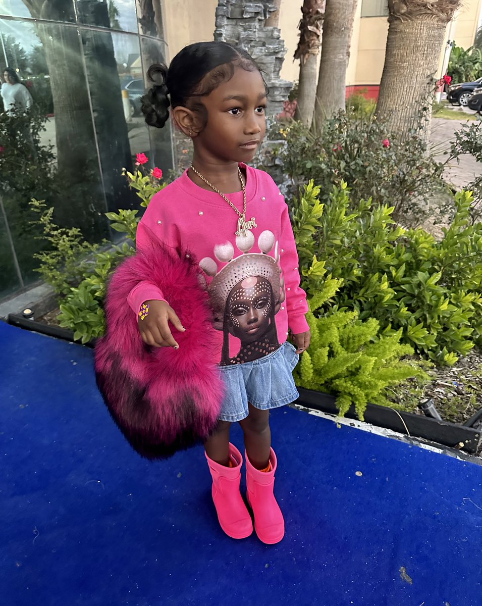 _theSashaFierce's tweet photo. They said If you have a pretty daughter Tap In? ๐ฉท https://t.co/ts39njYCPy