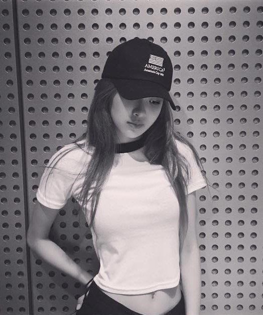 rosespics's tweet photo. level 1                           level 100 https://t.co/p5OPpwKgJ3