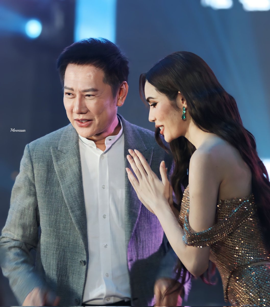 Piss43068540's tweet photo. บอสรักป๊ะป๊ากับแม่มากๆนะไม่ว่าจะเกิดอะไรขี้นอย่าทิ้งบอสนะคะจากใจลูกแดงFCบอส😊 #อิงล็อต https://t.co/Jyyftds6C6