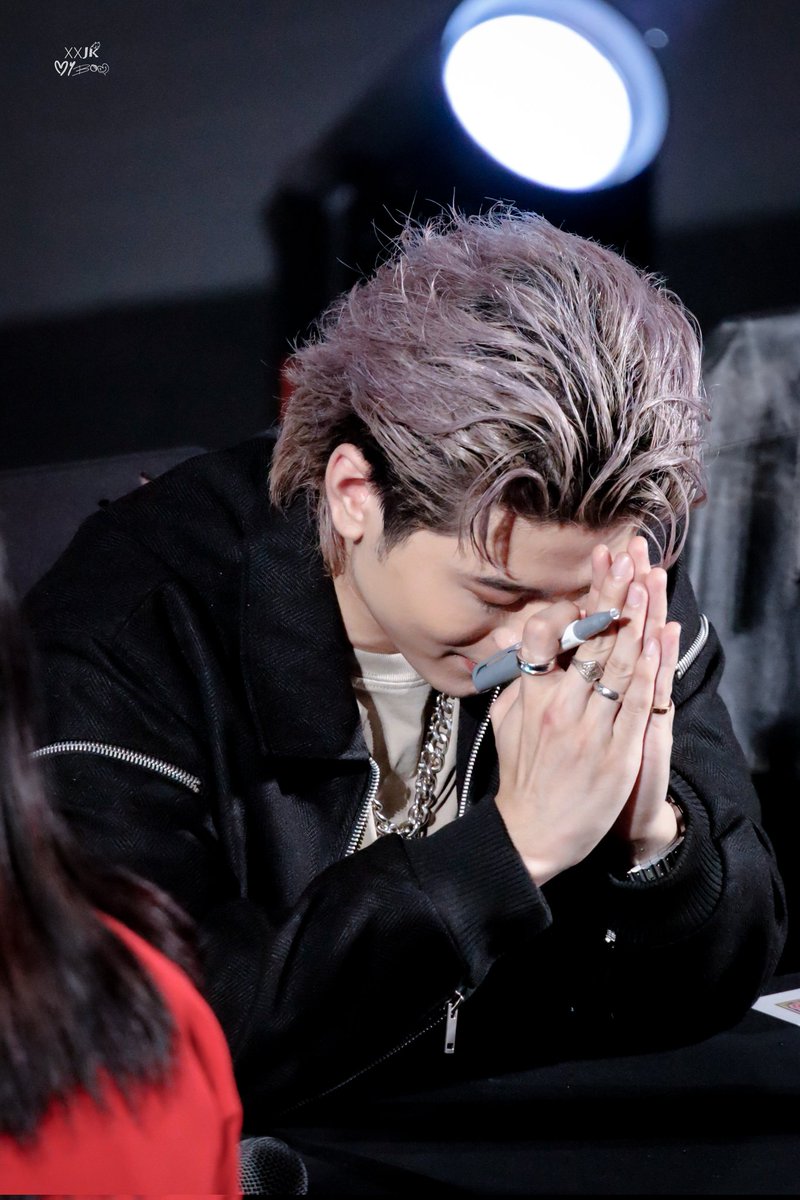 XXJK_MYBOO's tweet photo. [Throwback]
XX🖤
แล้วเช่จริงจังในการไหว้มาก🙏🤣

#TRINITYFansign_EP2 
#XXSIVK
#PorscheSivakorn https://t.co/4zaeeGEN4w
