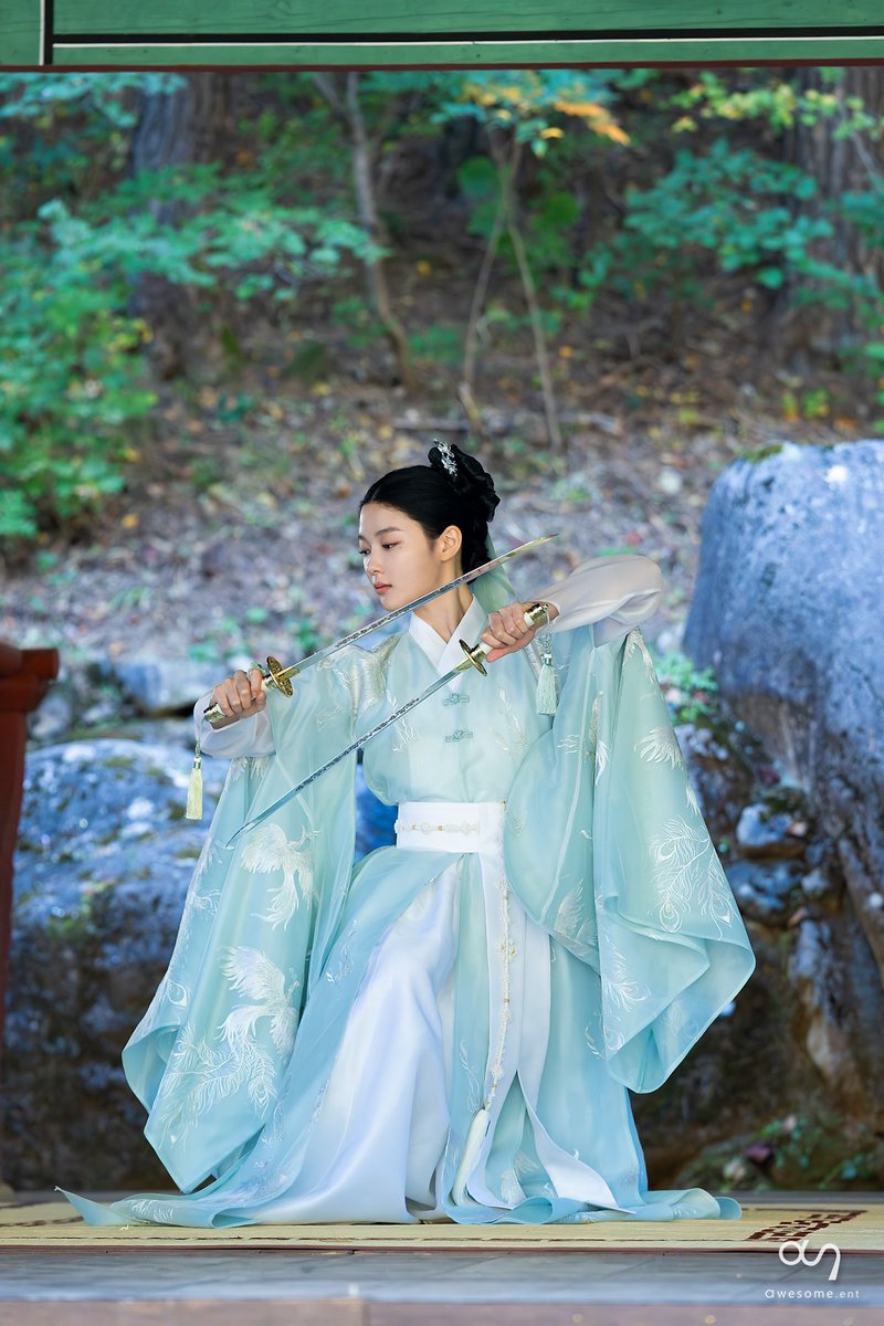 pia2423's tweet photo. The hanboks she wore are as beautiful as her..
#KimYooJung https://t.co/Q3hZ2abPaW