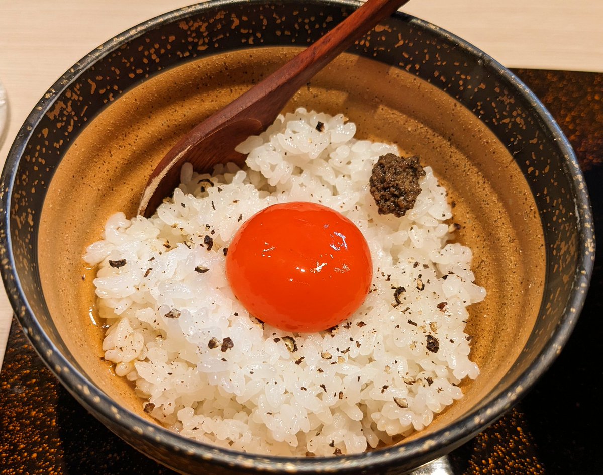 入鹿TOKYO六本木

特製ポルチーニ醤油ラーメン　￥2,000
トリュフを添えた濃厚TKG
￥400

鶏、豚、海老、貝4種のブレンドカルテットスープにトリュフ等の香り風味豊かなキノコペースト、鶏、豚、カモチャーシュー、2種の団子・・・と贅沢な一杯でした。TKGも美味しかった。黄身が濃い😋