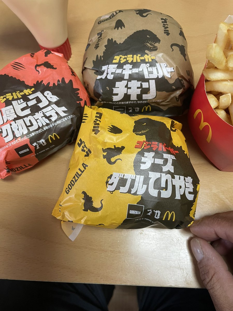 pinkkezy's tweet photo. 最近ちょっと太ってきたから2個にしようかなぁと思ったけど、やぱ全種類食べたい欲に勝てなかった😁

個人的にはチーズダブルテリヤキかなっ👍

どこがゴジラだったのか誰か教えてw
#マクドナ
#マクドナルド https://t.co/ZnDyB0ehZG