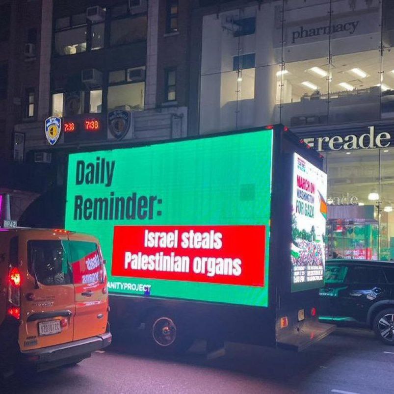 New York’ta dolaşan bir reklam aracında yazan yazı: 'İsrail, Filistinlilerin organlarını çalıyor' Filistin'in sesi olmaya devam edelim Özgür FİLİSTİN 🇵🇸 #FreePalestine