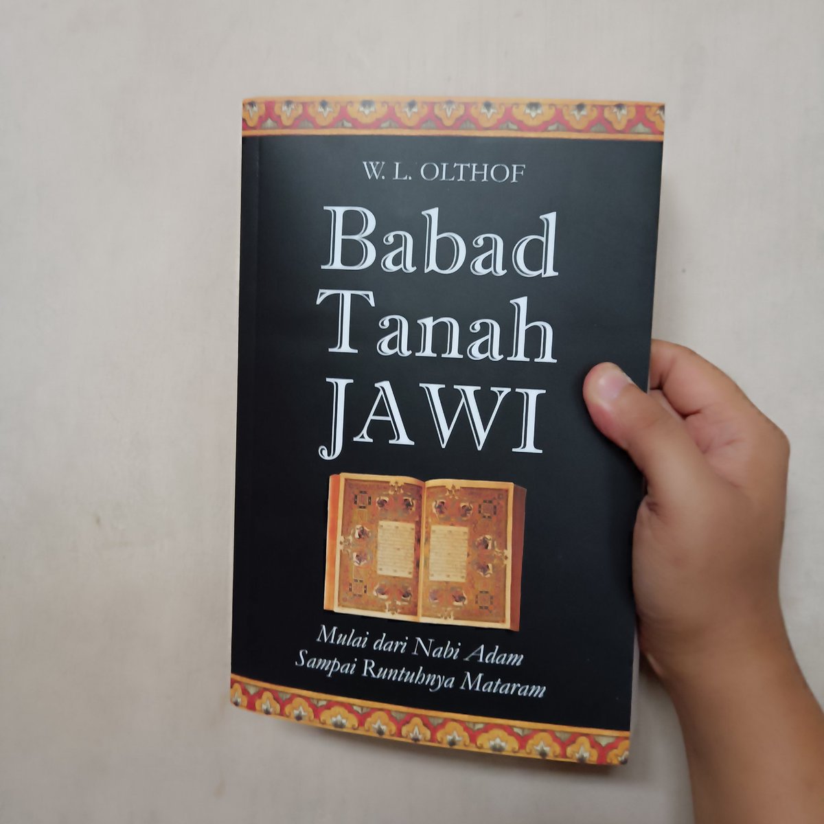 Manakala saya membaca buku ini untuk pertama kali di akhir 2014, saya teringat kisah² yang pernah diceritakan oleh kakek saya yaitu Mbah Suratemin (Mbah Petruk). Ada banyak cerita turun temurun yang dapat ditemukan dalam buku ini. 
#RekomendasiBuku
