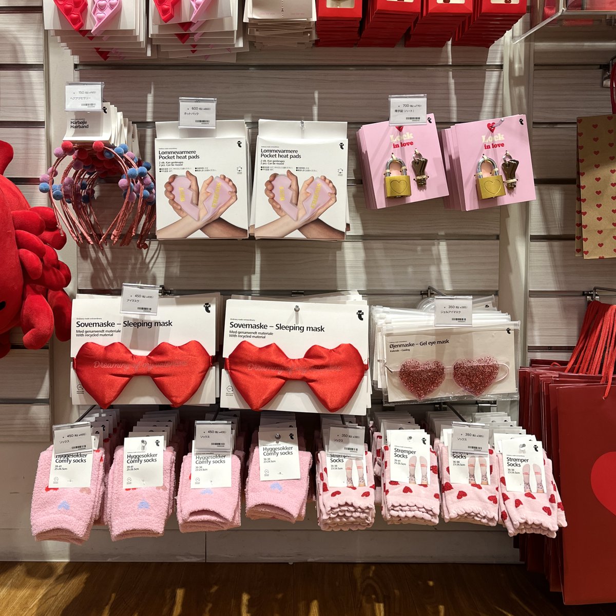 FlyingTiger_JP's tweet photo. 愛を纏って過ごしたい💘
トートバッグやくつ下、スリッパも
バレンタインのハートに変身🌹♡

ふっくら、ハート。
足に、ハート。
あなたのところへ、近づくときの。
ゆったり過ごす、わたしのための。

▼バレンタインアイテム
https://t.co/LlV4VSLvFo https://t.co/Aqf9LIYDso