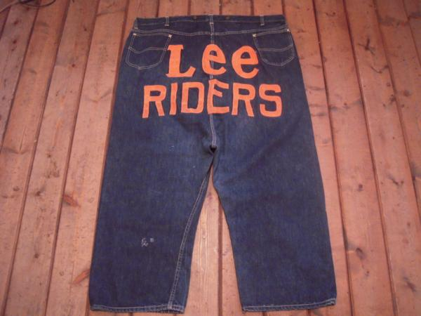 オーバーサイズファッションの歴史は辿りきれない。
現代ファッションでは1940年のズートスーツやLeeのピエロパンツなども無視できないし、近代でも日本では上方では江戸より着物のサイジングが大きいなんてこともあったらしい。 