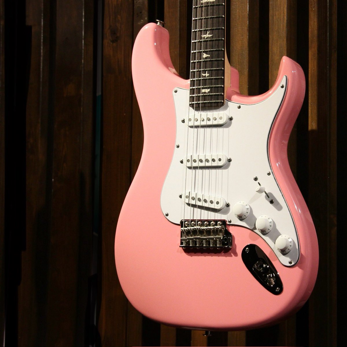 goldstargt's tweet image. PRS SilverSKY RoxyPink 入荷してます！
良いギターです🎸

SilverSKYの紹介ページはこちら
gold-star-guitar.com/prs-silver-sky…

#silversky #prs #prs名古屋 @PRSGuitarsJapan