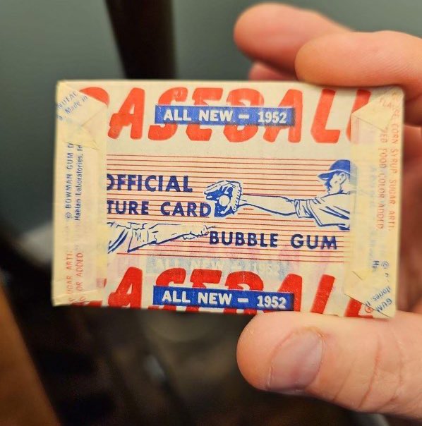 gurucollects's tweet image. 🚨 BREAKING NEWS 🚨

A collector who was doing a house demolition just found this SEALED pack of 1952 Bowman baseball cards under a staircase.

The house was built in Cape Cod in the 1930’s, and the owner believes that the pack fell through a crack in the floorboards, landing in…