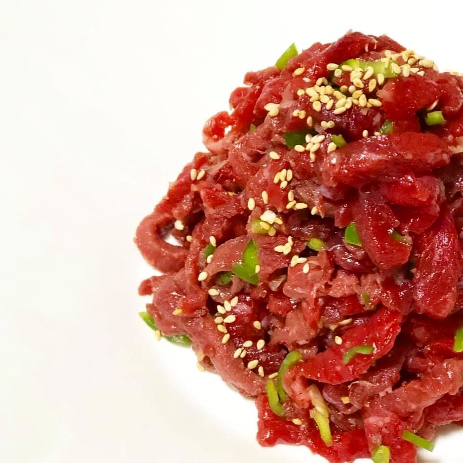 (이밴트)한우육회를 9,900원에 판매하고 있습니다.좋은 고기를 좋은 가격에 육회비빔밥으로도 술안주로도 좋을 육회입니다. 양념장을 보내드리니 비벼 드시면 되고 취향에 따라 고추 깨 등을 넣어도 맛있습니다.RT해주시고 팔로워이신 분중 한분께 보내드리겠습니다😊구입은 naver.me/Fsl5iv36