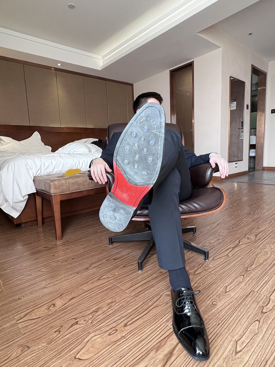 suckitsuck13's tweet photo. #正装 #武汉 #S #反差 #皮鞋 https://t.co/J41eItfNM9