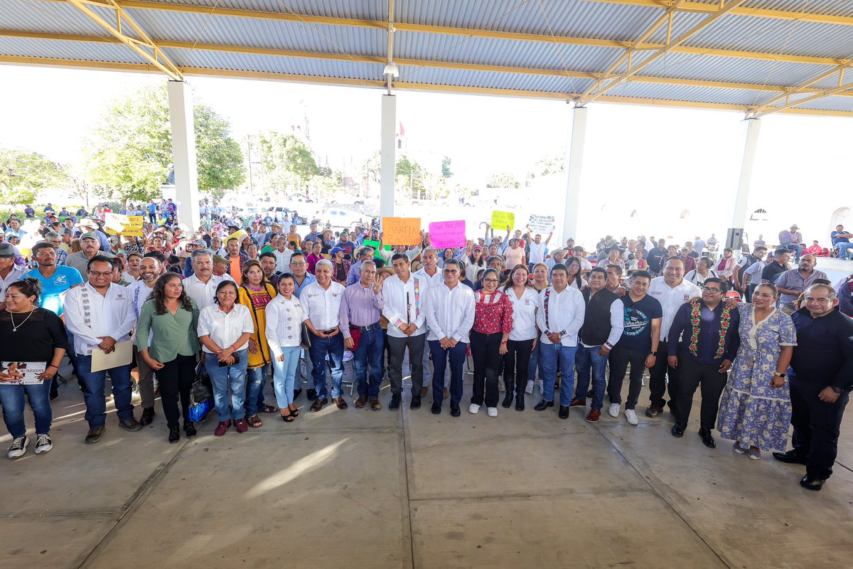 salomonj's tweet photo. En Mariscala de Juárez, presentamos nuestra estrategia Trabajo que Transforma tu Municipio, una iniciativa con la que atendemos las carencias de las comunidades para lograr la Reparación Histórica de los Pueblos y reducir las brechas de desigualdad que tanto han lastimado a Oaxaca.

En este municipio estamos impulsando programas sociales, de alimentación, comedores populares para el bienestar, medicamentos, equipamiento a casas de salud y escuelas, pavimentación con concreto hidráulico, el programa Abasto Seguro de Maíz, y entregamos una patrulla para el fortalecimiento del sistema de seguridad.