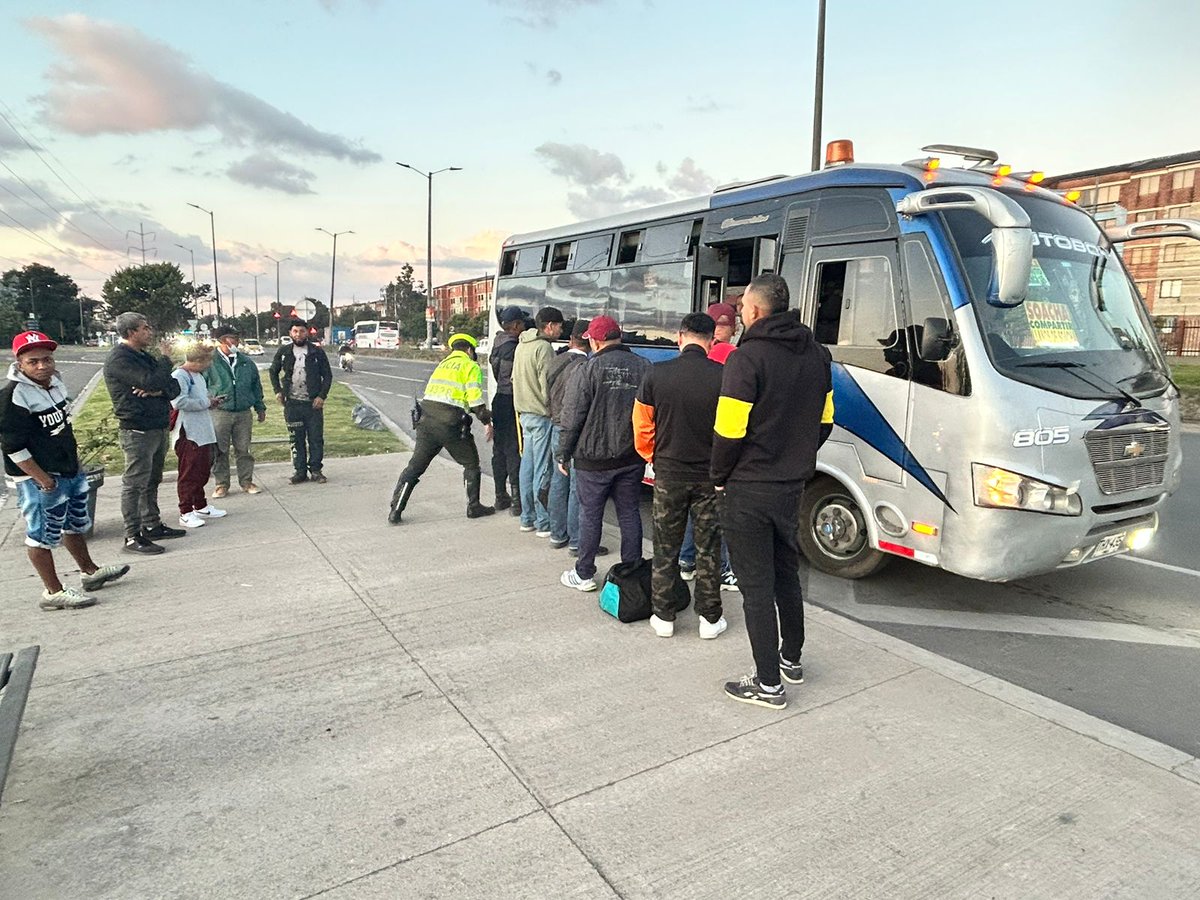 TransitoBta's tweet photo. La seccional de tránsito y transporte Bogotá garantiza la movilidad y la seguridad de sus pasajeros del transporte municipal. https://t.co/lrmLItvUCD
