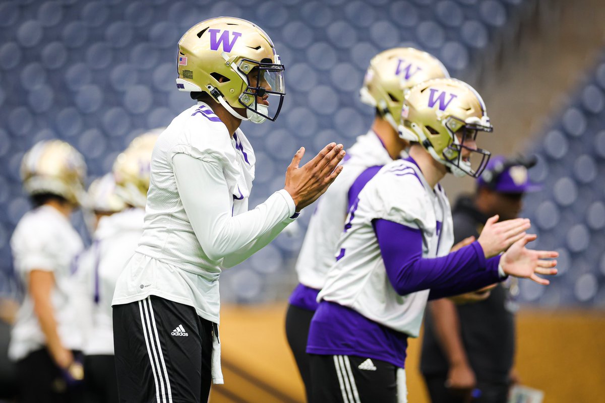The dawgs are in the building. 

Photos <a href="/UWDailySports/">The Daily Sports</a> <a href="/thedaily/">The Daily of the University of Washington</a>