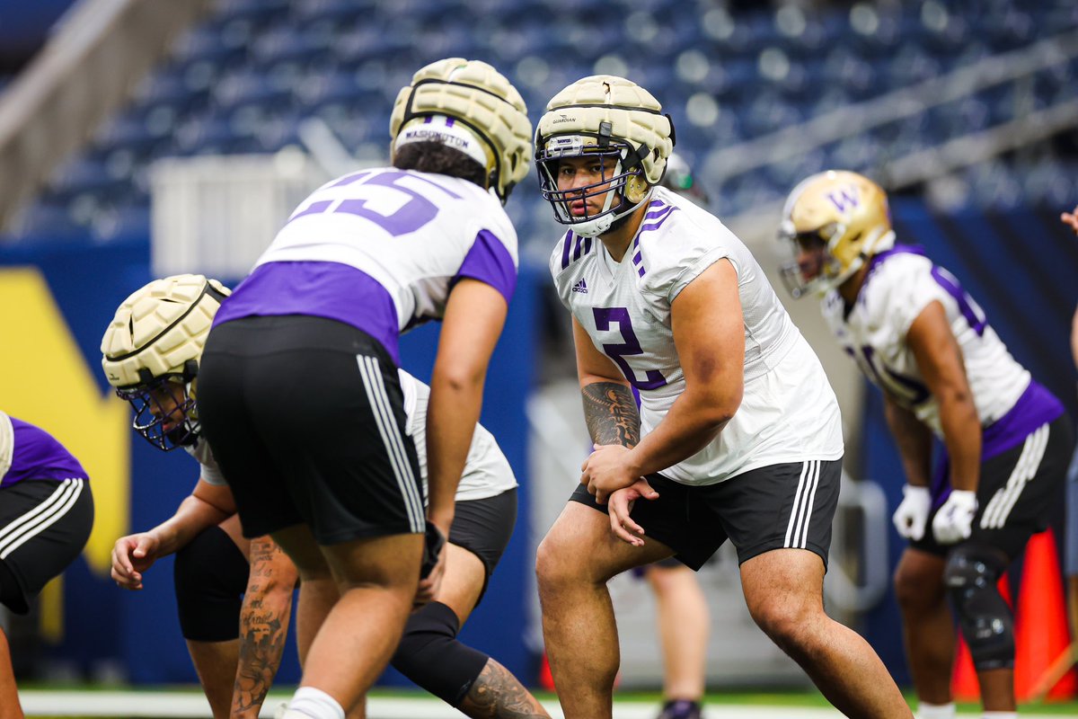 emottosen's tweet photo. The dawgs are in the building. 

Photos @UWDailySports @thedaily https://t.co/6rqp4m7yFS