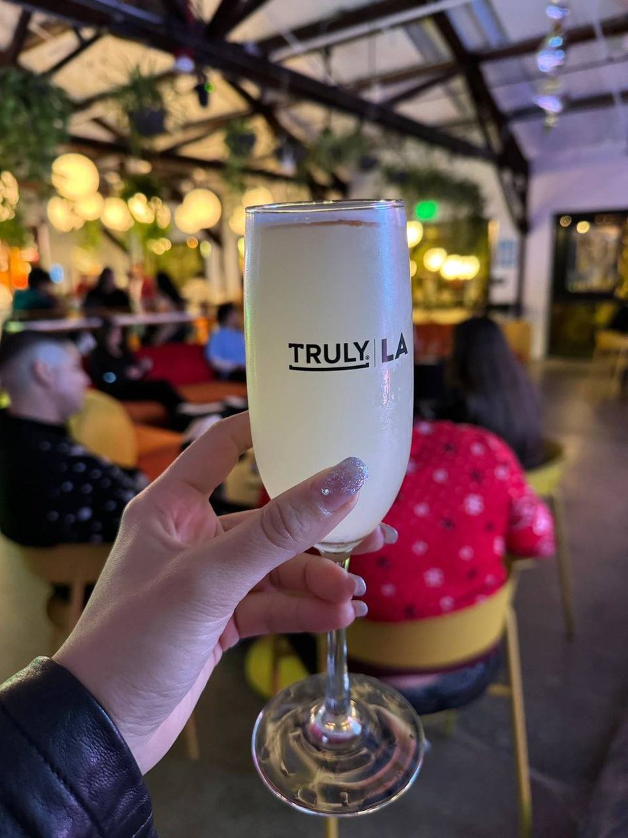 Emily8325970930's tweet photo. Truly LA is perfect for having a drink with friends🍻

The environment is very good, with Angel City on one side and Truly LA on the other. Order food at the bar and then find a place to sit where you like. It is very comfortable and suitable for a night date and chat. https://t.co/uHtBRbVcrM