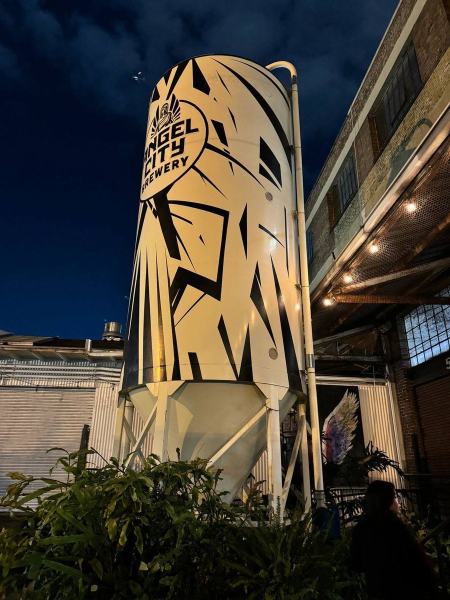 Emily8325970930's tweet photo. Truly LA is perfect for having a drink with friends🍻

The environment is very good, with Angel City on one side and Truly LA on the other. Order food at the bar and then find a place to sit where you like. It is very comfortable and suitable for a night date and chat. https://t.co/uHtBRbVcrM