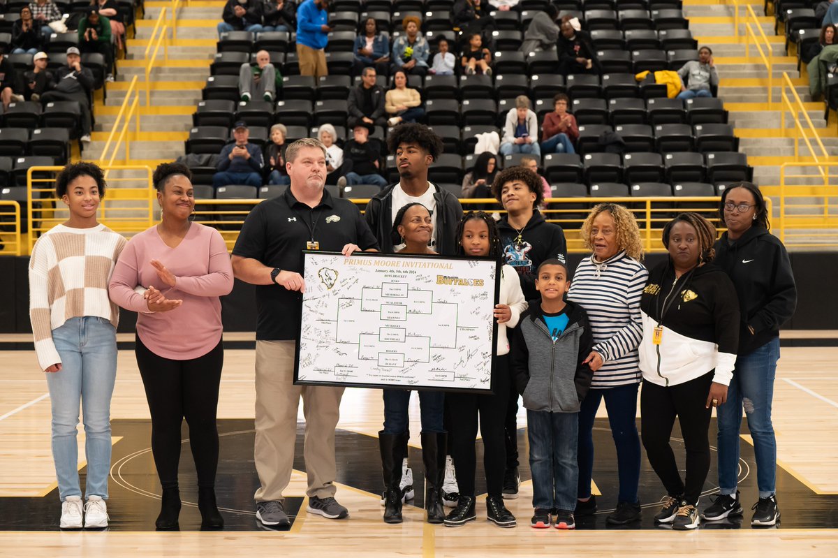DerekHatco10's tweet photo. The family of this inaugural tournament's namesake, the late Primus Moore, was honored at halftime. #okpreps @McABuffaloes

Photos: @madalynnixx https://t.co/AmKb35sD5s
