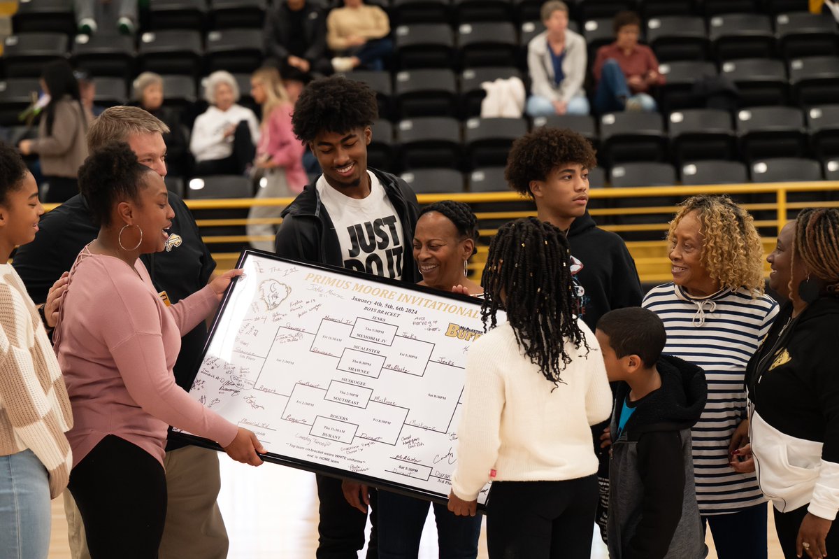 DerekHatco10's tweet photo. The family of this inaugural tournament's namesake, the late Primus Moore, was honored at halftime. #okpreps @McABuffaloes

Photos: @madalynnixx https://t.co/AmKb35sD5s