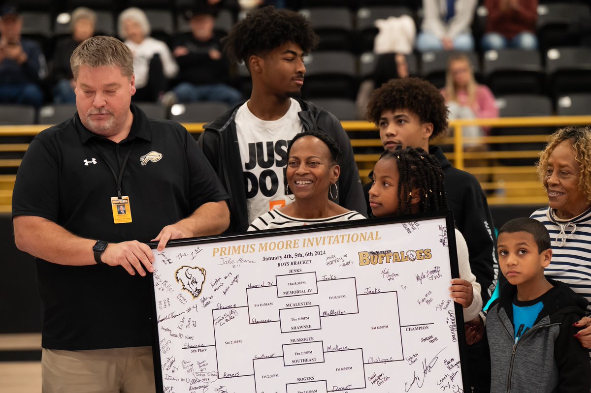 DerekHatco10's tweet photo. The family of this inaugural tournament's namesake, the late Primus Moore, was honored at halftime. #okpreps @McABuffaloes

Photos: @madalynnixx https://t.co/AmKb35sD5s