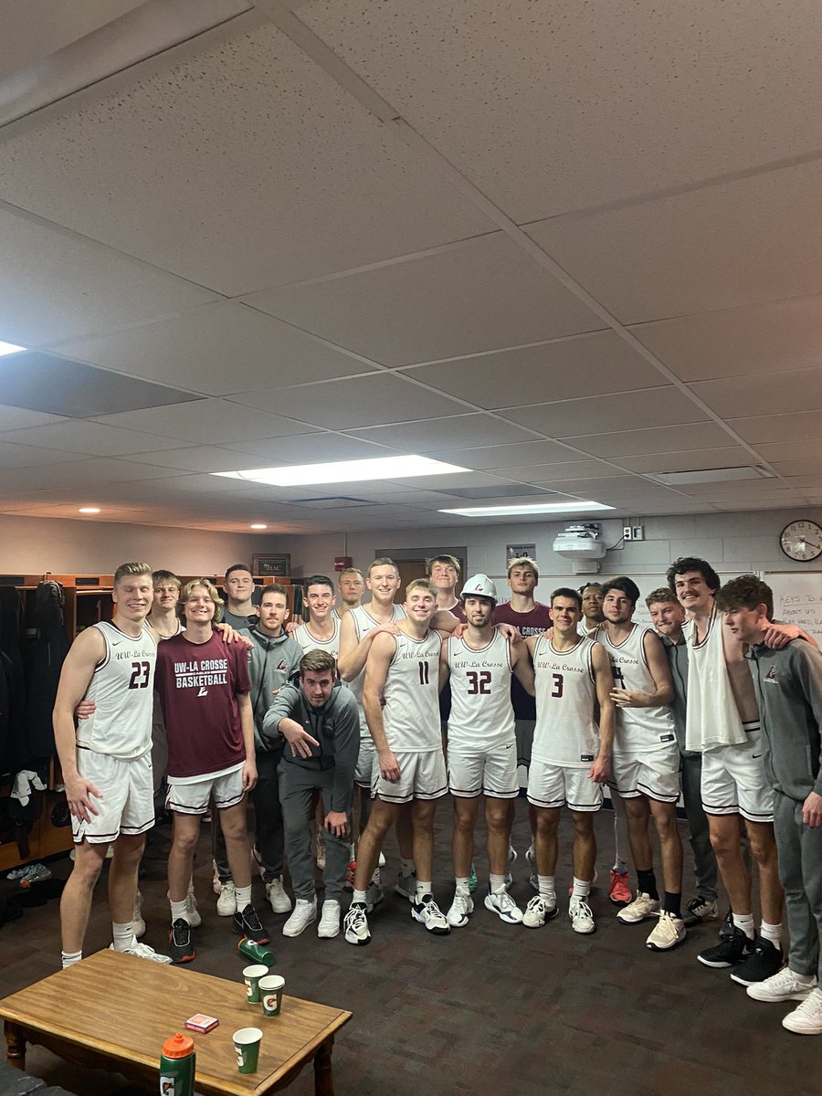 Congrats to Junior, (<a href="/HannahTorin/">Torin Hannah</a>) for winning the Blue Collar Hard Hat Award in tonight’s double OT home victory over Stevens Point!! #TAG #GoEagles 🦅🏀
