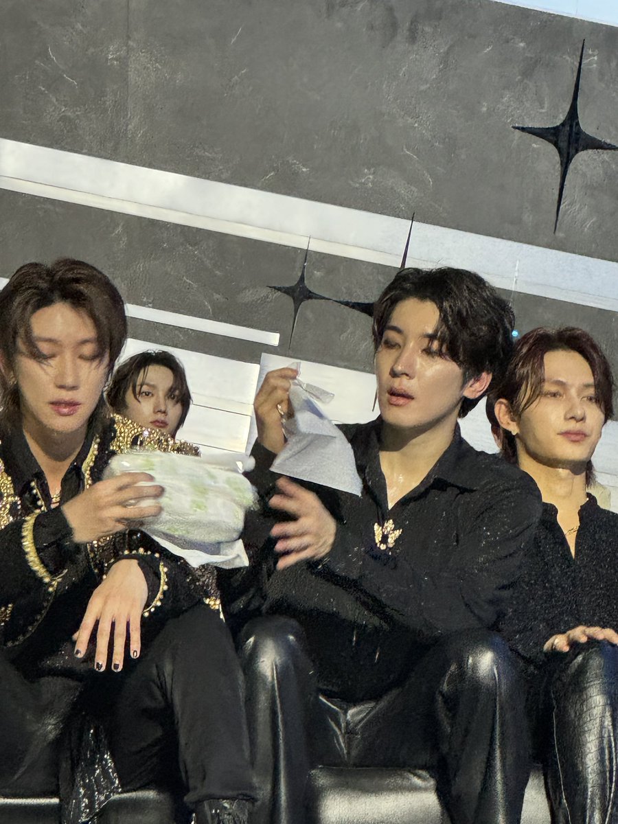 kmgdrafts_'s tweet photo. Wonwoo edisi kepanasan :( #GDA2024 #wonwoo https://t.co/4pJqoIJkn3