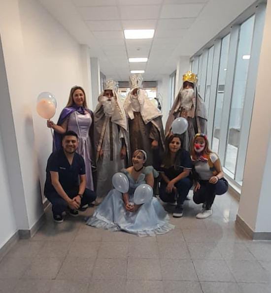 ElCruceHospital's tweet photo. Se festejó el día de reyes en el HEC. 

Un grupo de amig@s trabajador@s de Gestión de pacientes, Enfermería y Cuidados Humanizados llevaron alegría a l@s niñ@s internad@s en Pediatría. https://t.co/mIaIAOL1vr