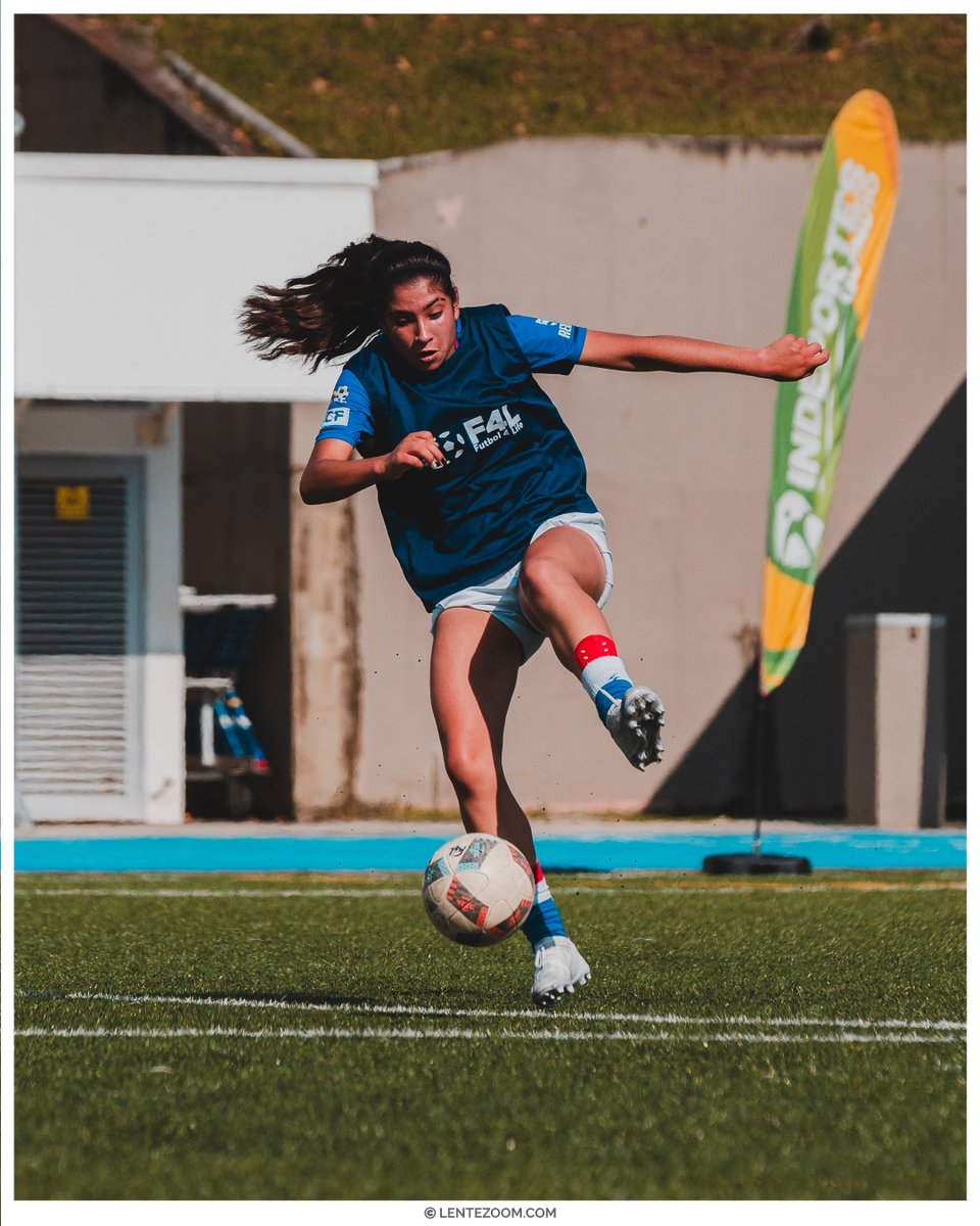 MiLenteZoom's tweet photo. Una joven #futbolista intenta controlar el balón en el aire durante el campamento de identificación de Futbol4Life realizado en la Universidad del Quindío en Armenia, Quindío, Colombia. https://t.co/oEDQZML9BR