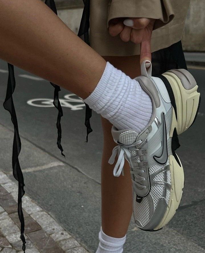 eieiyongswim's tweet photo. 可愛いなと思ってたNIKE V2K、先日大好きな店員さんが履いてて確信した。買うしかない。（ソールしっかりなのにゴツすぎないの最高では） https://t.co/xBRCYuWn13