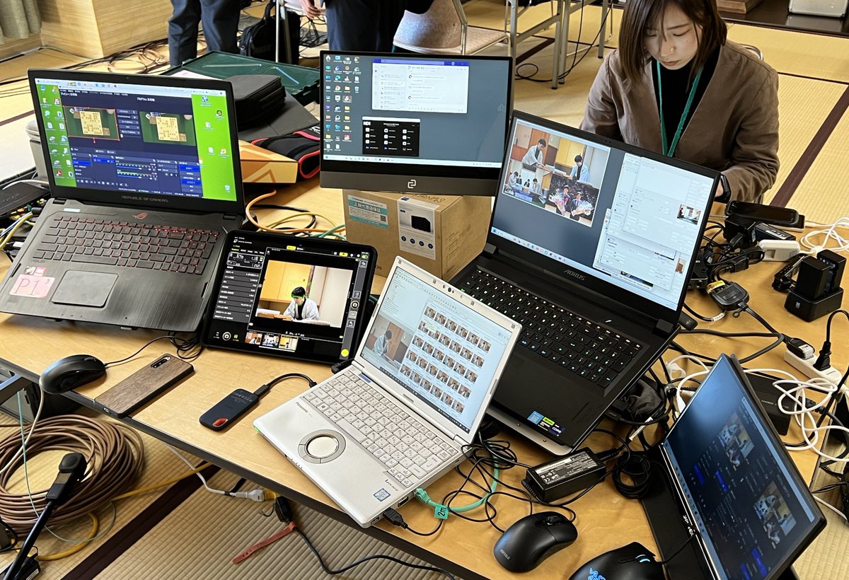 rocky5160's tweet photo. #毎日新聞 の #王将戦 配信デスクです。一人で3台のリモートカメラを操作しつつ、評価値配信用のスライドショーを生成して、#SRT で本社に転送。受け側で組み替えて公開しています。昨年に比べ送信の安定感が格段に増しました。 https://t.co/cDeDqNZgLv